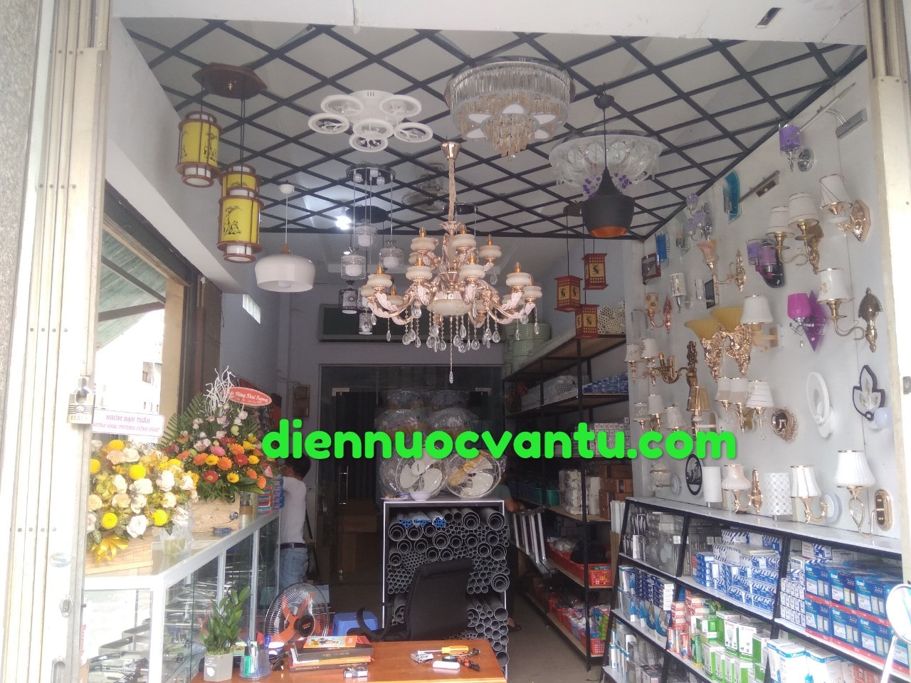 cửa hàng điện nước được sự hướng dẫn từ công ty vạn tứ