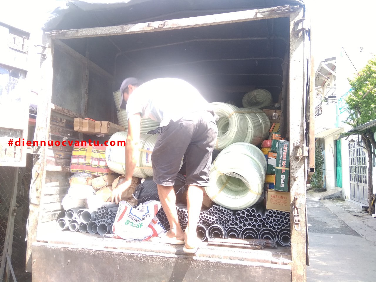 xe vận chuyển hàng hóa điện nước